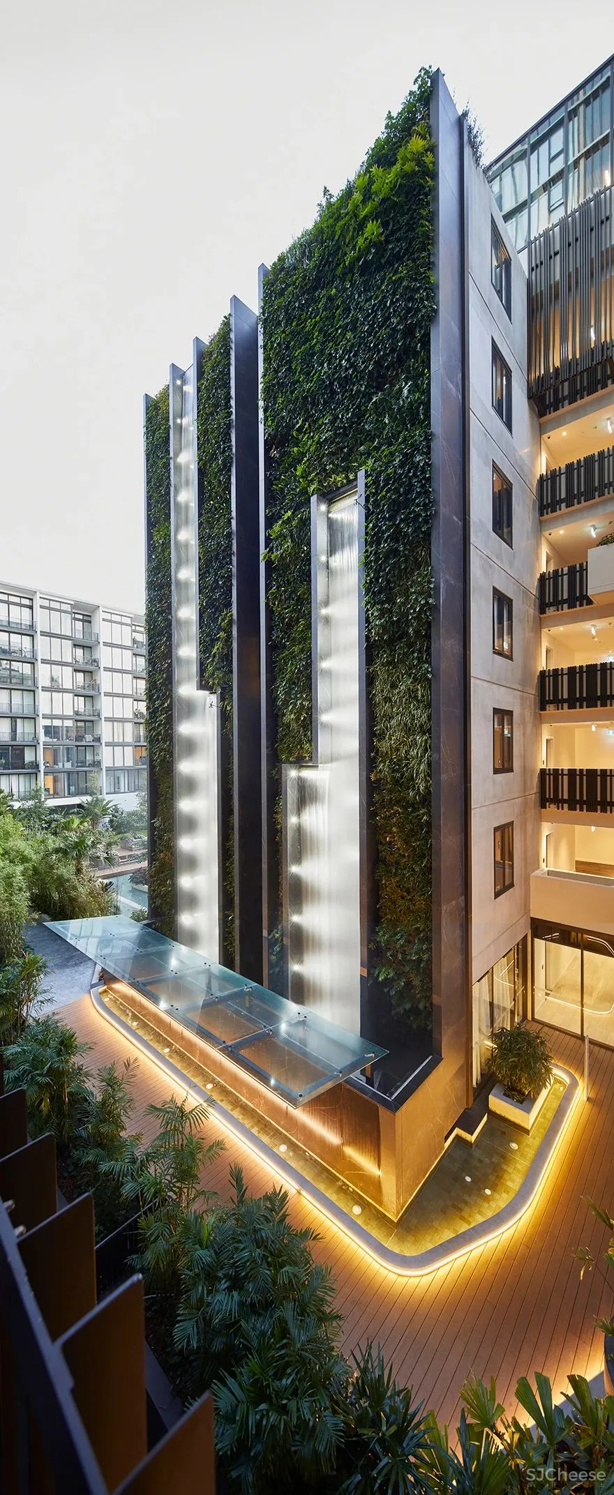 大尺度22米高人工瀑布 顶层无边泳池 生态豪宅新玩法