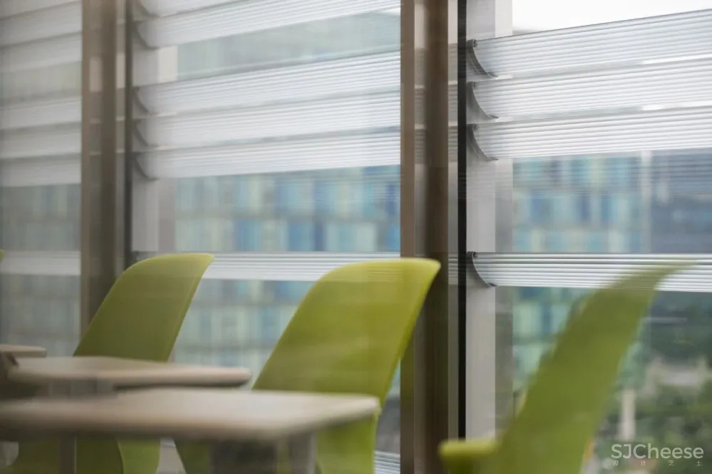 韩国首尔这栋新的总部大楼,吊顶的圆灯太魔性了,密恐慎入!