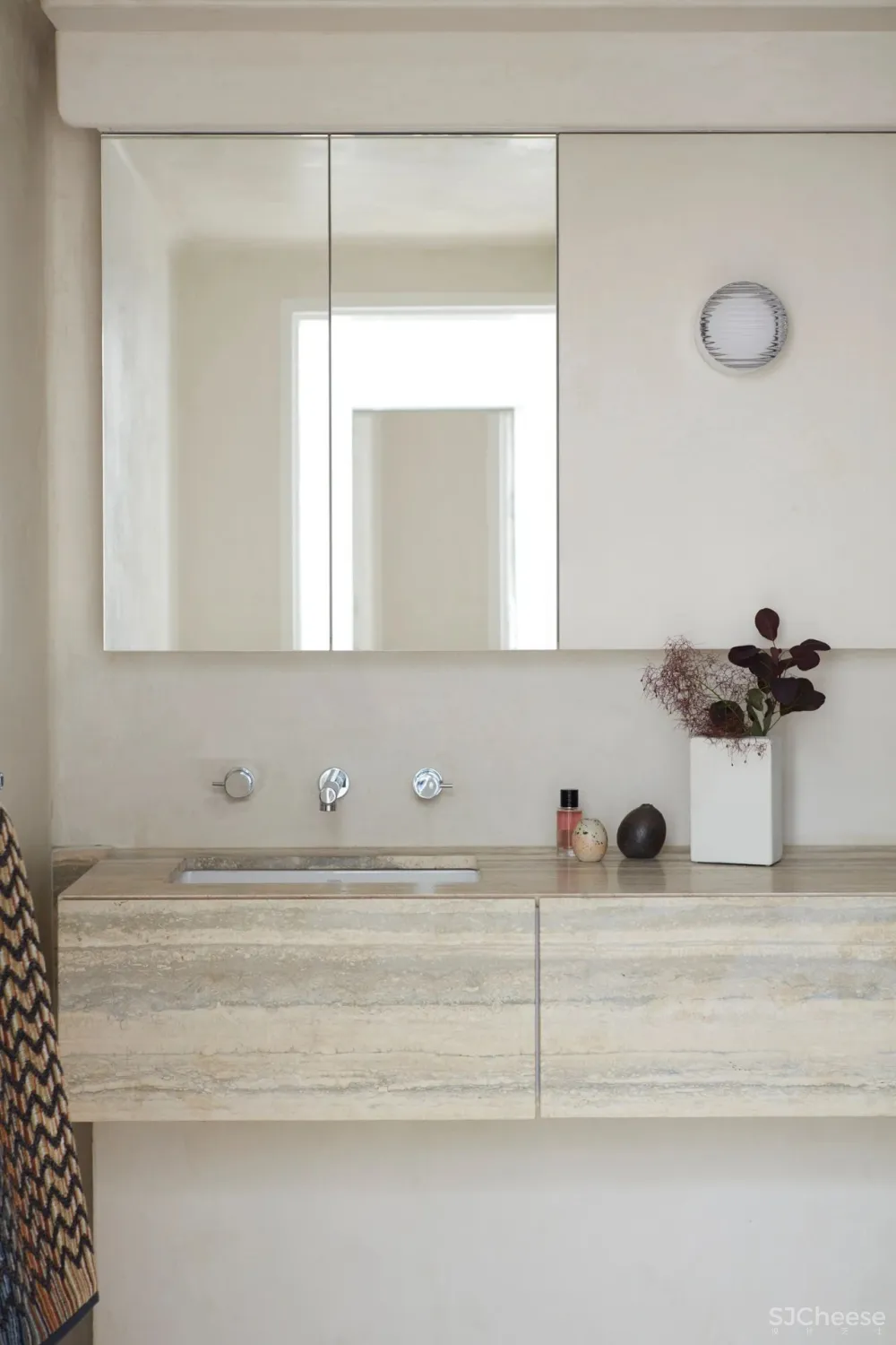 港湾边住宅,每天醒来都是惊喜;色彩与艺术品,也让人百看不厌