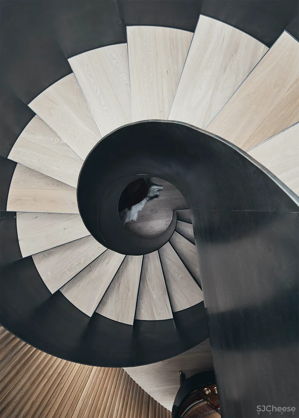 550㎡艺术别墅,在外墙的定制玻璃上画画,室内简直是一个小型美术馆!