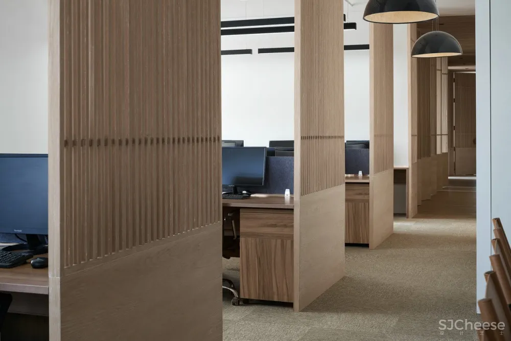 抽象与具象中和 西方的简练与东方的自然气质交织 除了自然元素与材料 空间没有过多的装饰