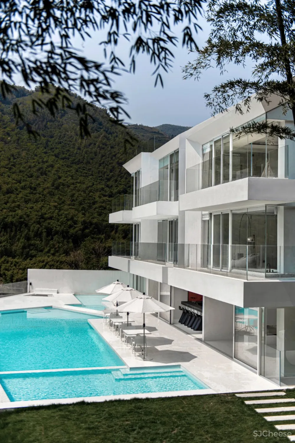 竹海里的极简酒店,美。