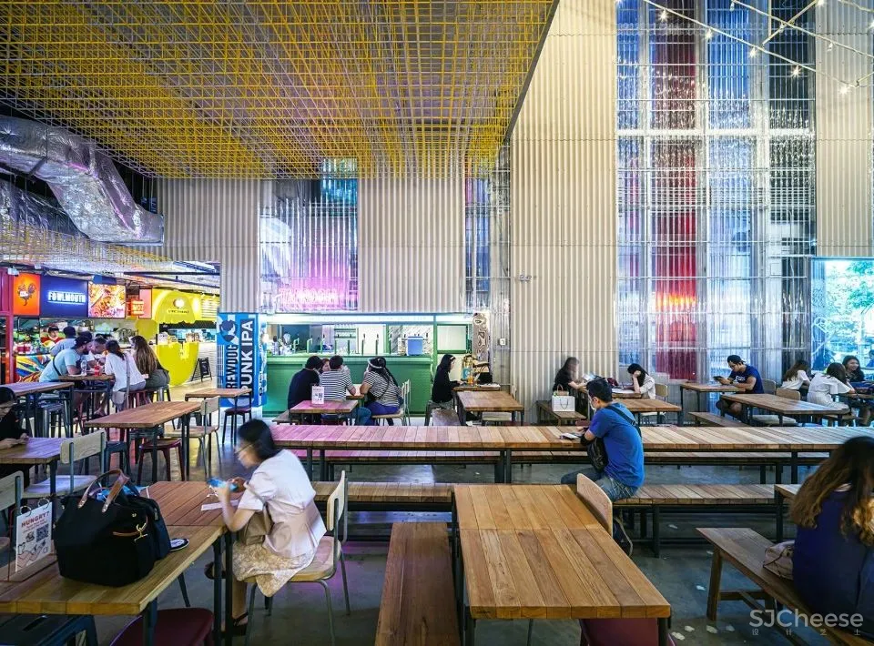 大榕树下,“拥而不挤”,细品那屹立在红色斜屋顶小火车站上的商业综合体