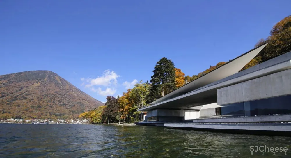 这座别墅只有几件家具，却吸引了所有人的目光