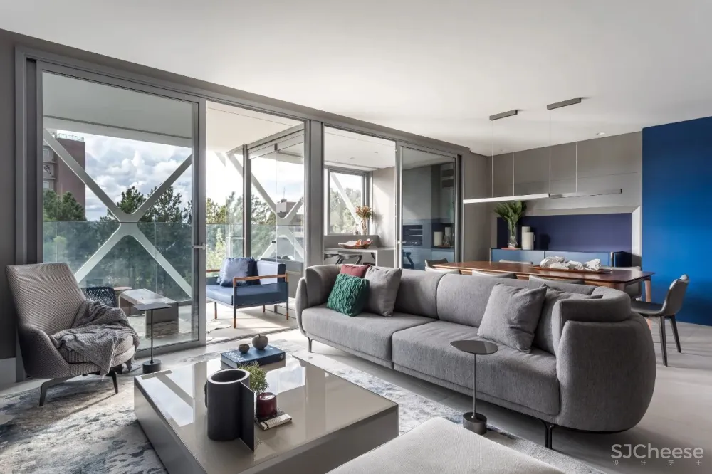 这个家的色彩大胆搭配到令人惊艳,却因为巧妙的处理带来了平衡感