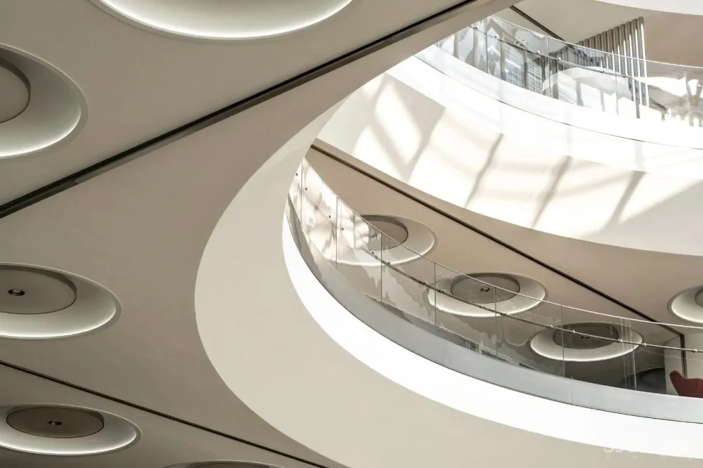 韩国首尔这栋新的总部大楼,吊顶的圆灯太魔性了,密恐慎入!