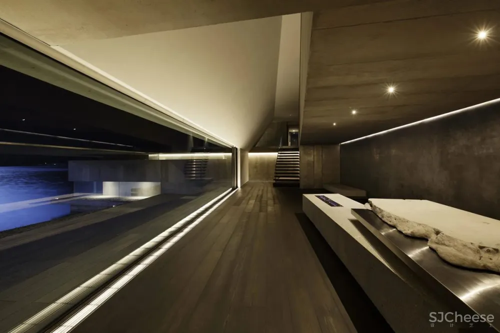 这座别墅只有几件家具，却吸引了所有人的目光