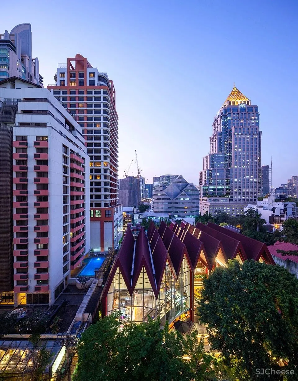 大榕树下,“拥而不挤”,细品那屹立在红色斜屋顶小火车站上的商业综合体