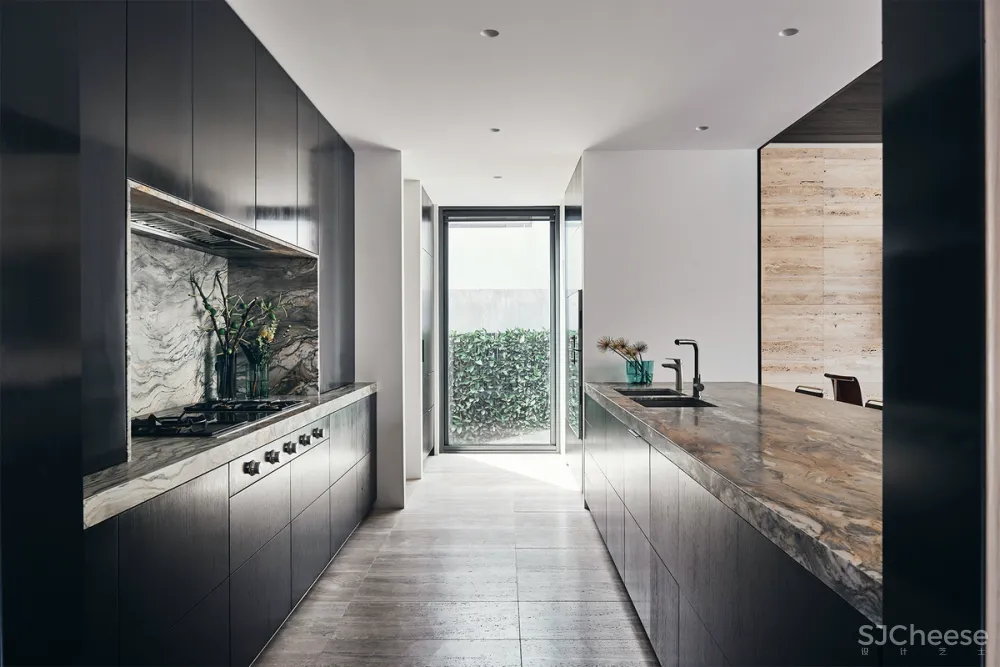 550㎡艺术别墅,在外墙的定制玻璃上画画,室内简直是一个小型美术馆!