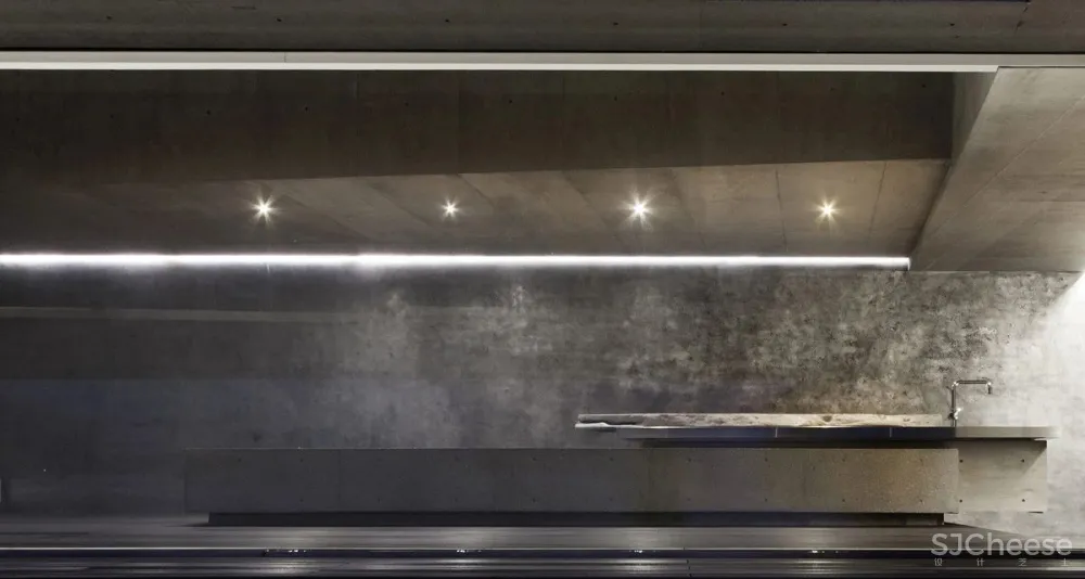 这座别墅只有几件家具，却吸引了所有人的目光