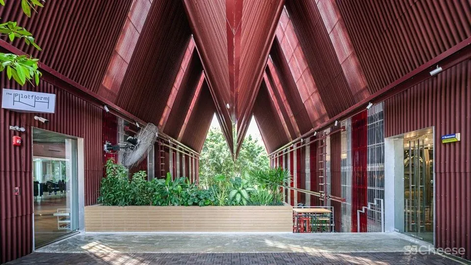 大榕树下,“拥而不挤”,细品那屹立在红色斜屋顶小火车站上的商业综合体