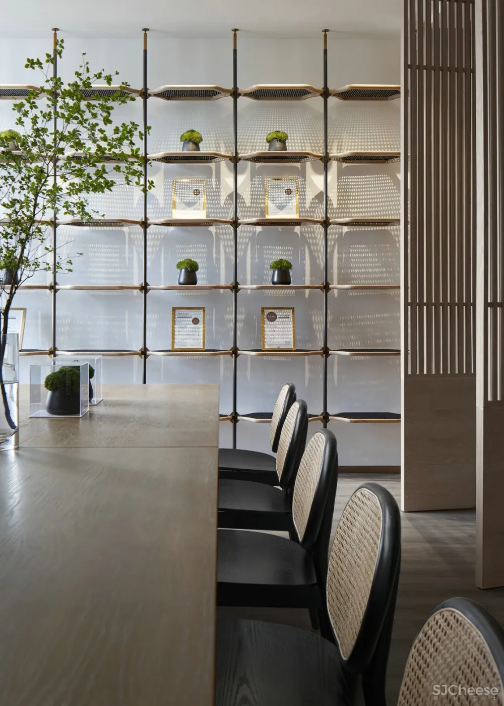 抽象与具象中和 西方的简练与东方的自然气质交织 除了自然元素与材料 空间没有过多的装饰