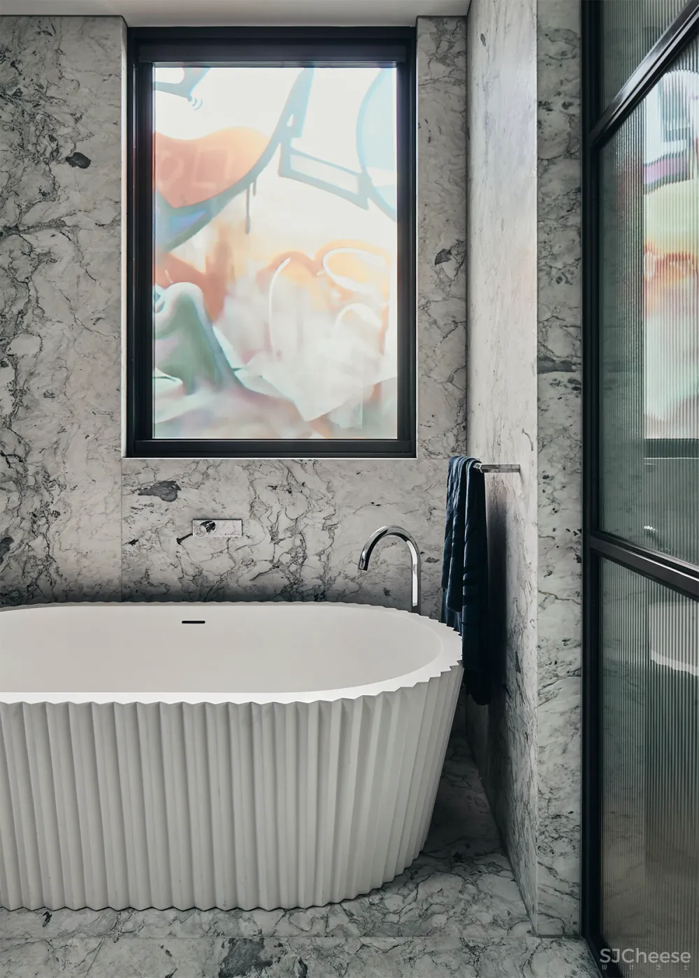 550㎡艺术别墅,在外墙的定制玻璃上画画,室内简直是一个小型美术馆!