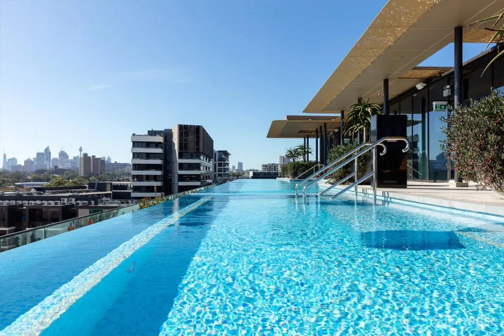 大尺度22米高人工瀑布 顶层无边泳池 生态豪宅新玩法