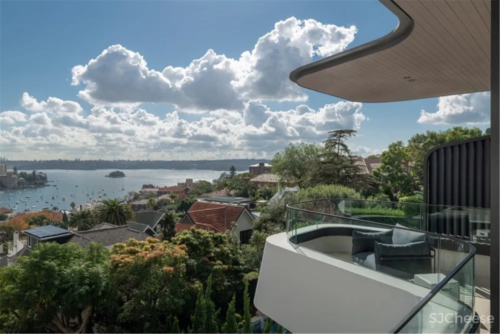 都是转角窗户,「曲面」和「直角」哪个更高级?