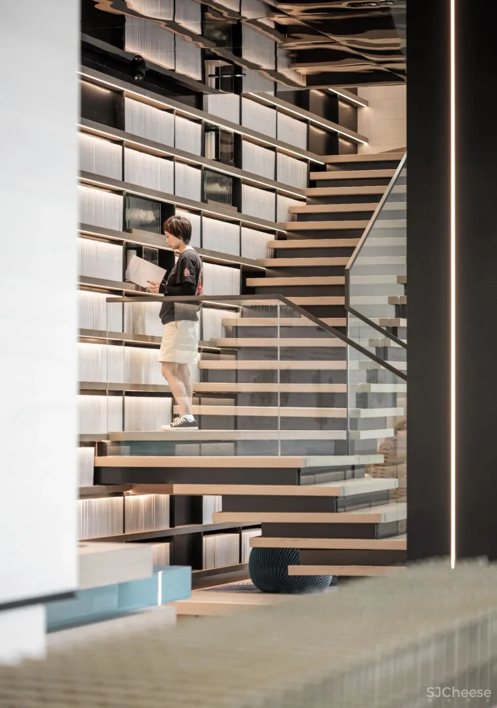 JLa设计 × 保利云上销售中心:倒转一座城,悬挂云端