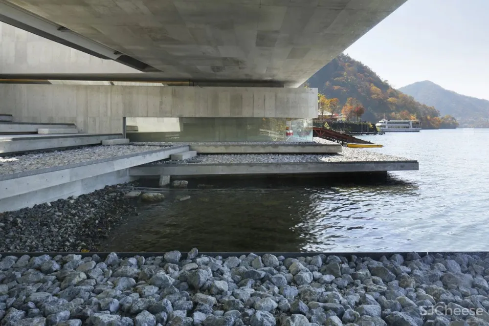 这座别墅只有几件家具，却吸引了所有人的目光