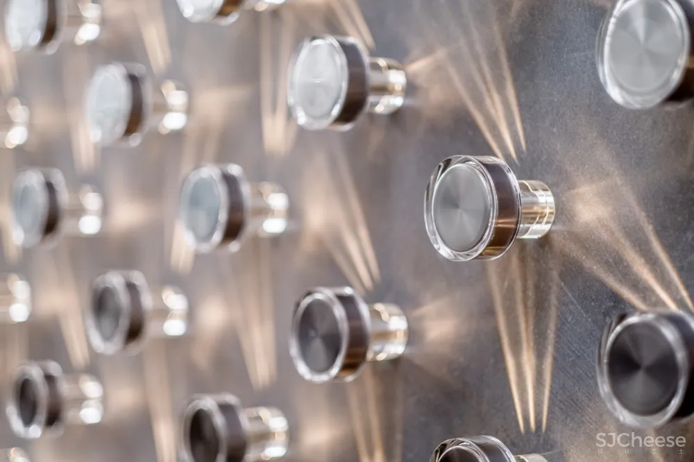 韩国首尔这栋新的总部大楼,吊顶的圆灯太魔性了,密恐慎入!