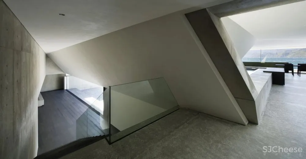 这座别墅只有几件家具，却吸引了所有人的目光