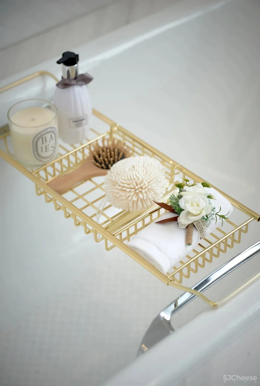 中性色作为空间主色调，搭配以暖温度的姜黄！