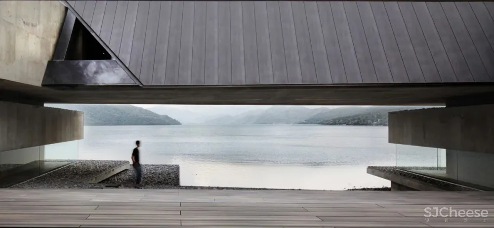 这座别墅只有几件家具，却吸引了所有人的目光