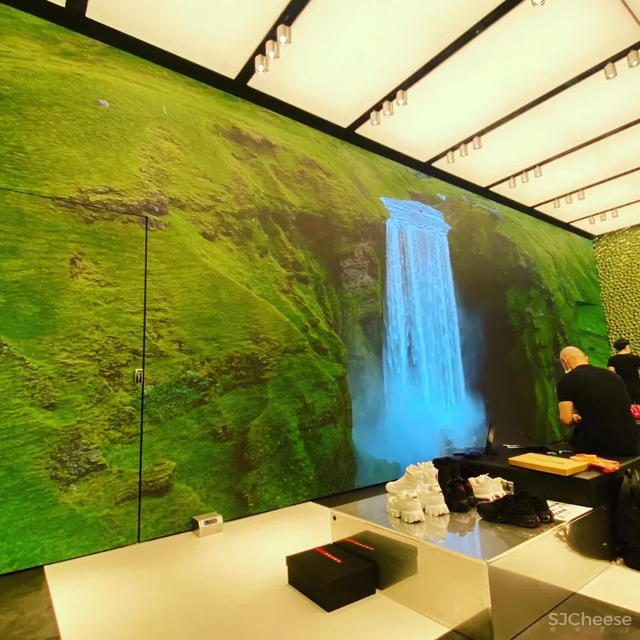 PRADA 在东京开了新店,OMA 的设计居然用海绵做墙面!