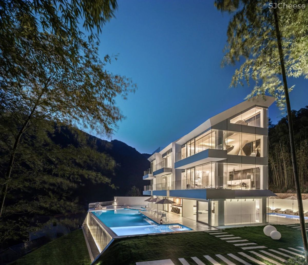 竹海里的极简酒店,美。