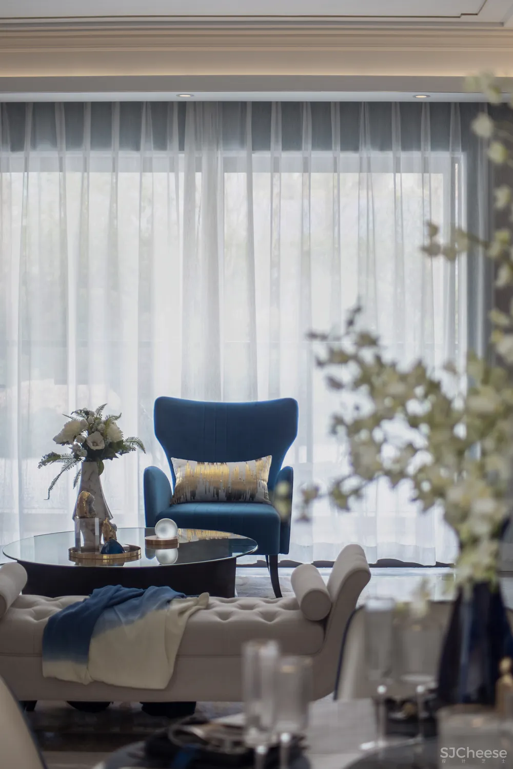 让我们静心聆听丝巾诉说的动人故事 ,Hermès l 红星地产×香港方黄新作