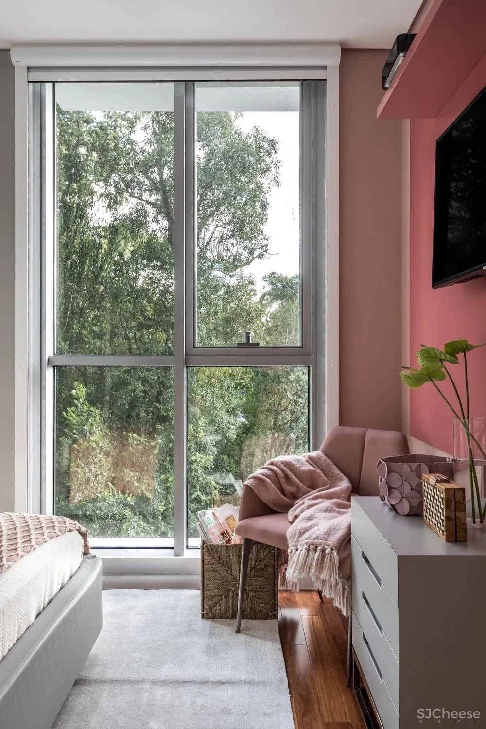 这个家的色彩大胆搭配到令人惊艳,却因为巧妙的处理带来了平衡感