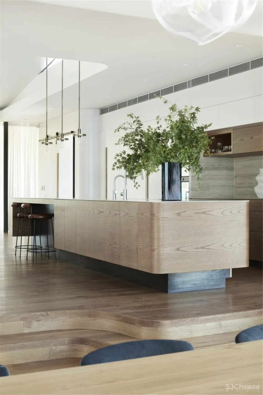 都是转角窗户,「曲面」和「直角」哪个更高级?