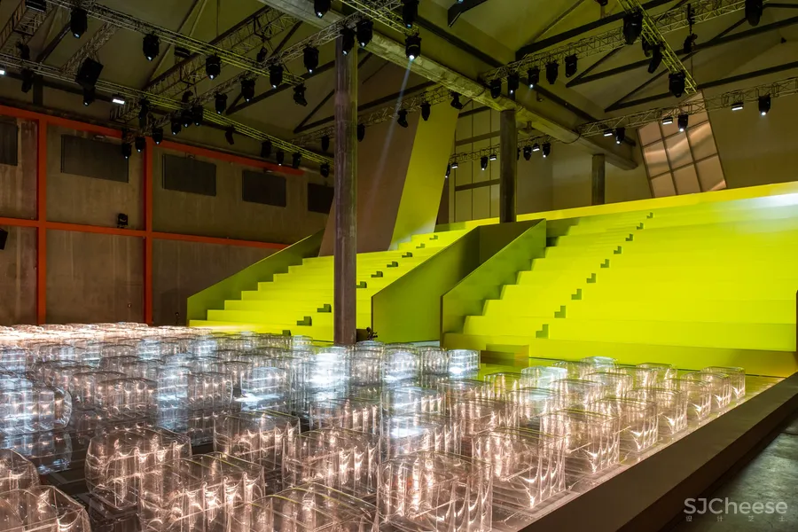 PRADA 在东京开了新店,OMA 的设计居然用海绵做墙面!