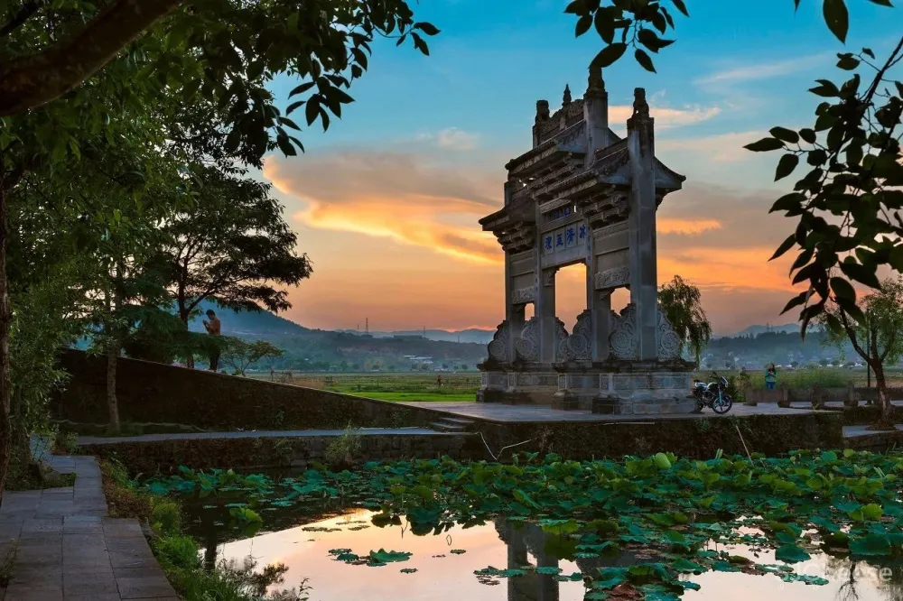 告别人从众！这个被低估的“西南小瑞士”，被稻田火山与古老温泉所拥抱，600年边陲小城的魅力，人见人爱！