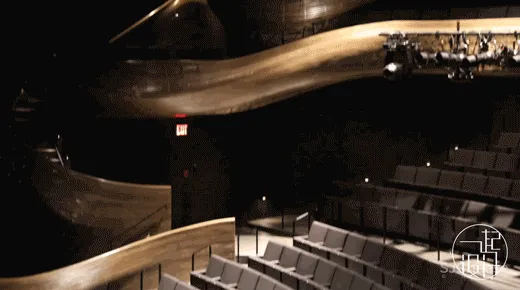 耗资 7 亿的剧院设计，蒸汽弯曲的实木栏杆，真是「费工费料」