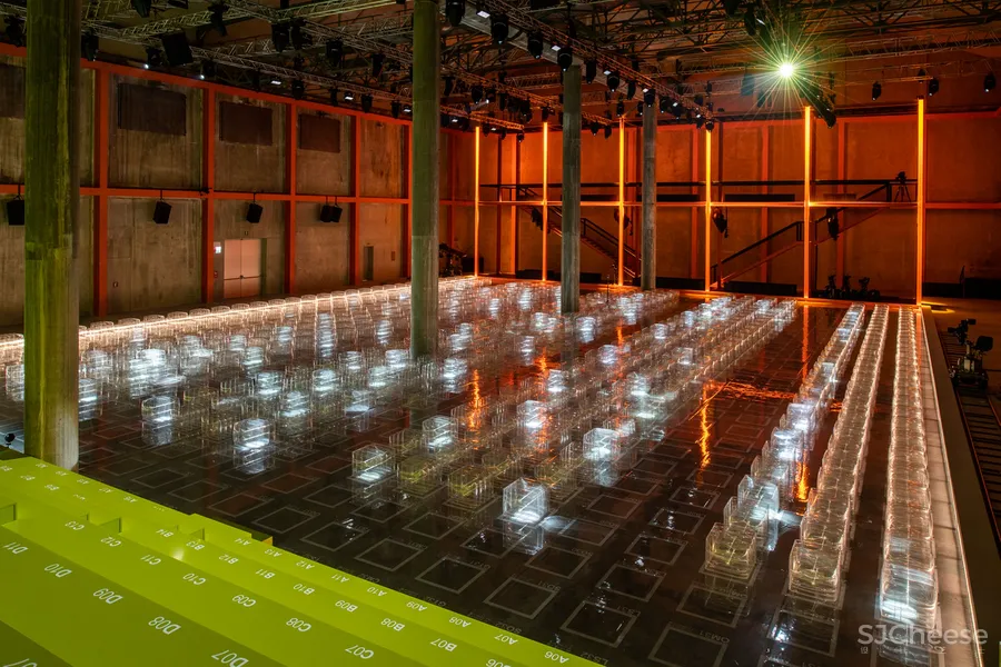 PRADA 在东京开了新店,OMA 的设计居然用海绵做墙面!