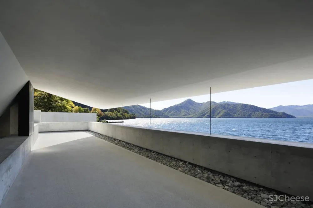 这座别墅只有几件家具，却吸引了所有人的目光