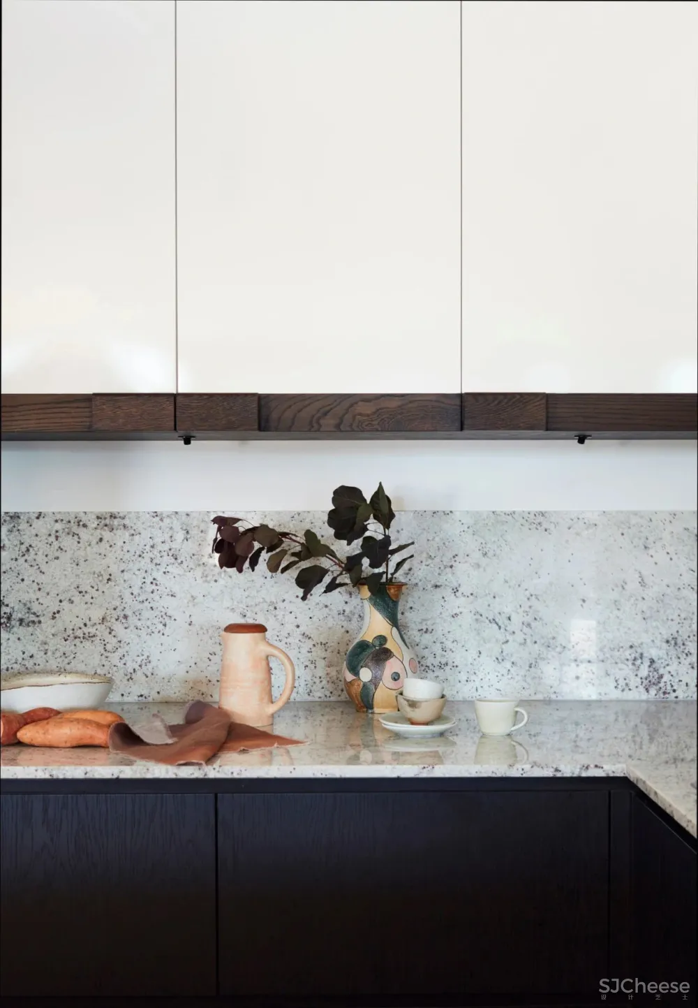 港湾边住宅,每天醒来都是惊喜;色彩与艺术品,也让人百看不厌