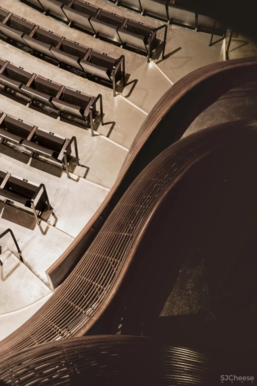 耗资 7 亿的剧院设计，蒸汽弯曲的实木栏杆，真是「费工费料」