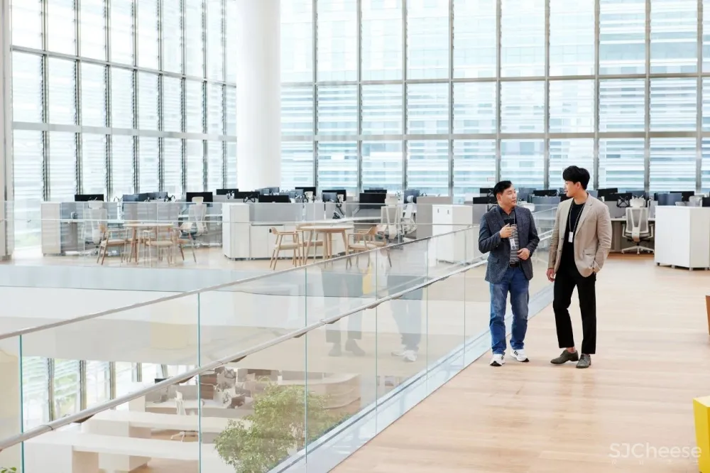 韩国首尔这栋新的总部大楼,吊顶的圆灯太魔性了,密恐慎入!