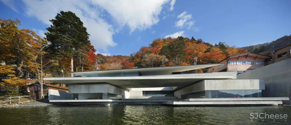 这座别墅只有几件家具，却吸引了所有人的目光