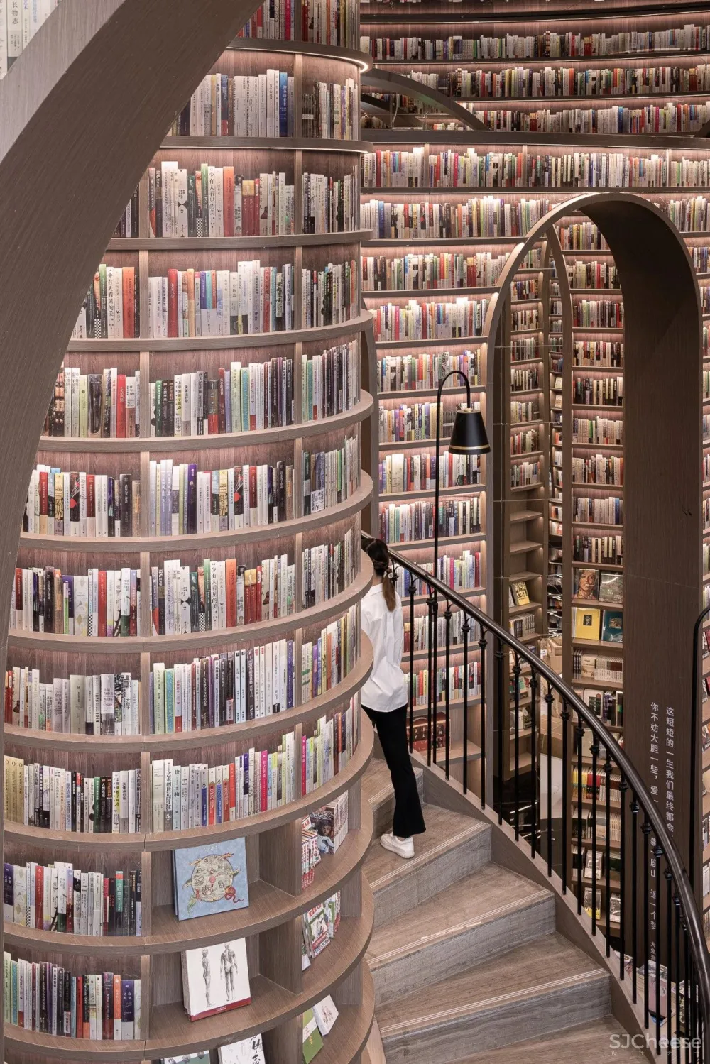 【设计女神新作】最美网红书店入驻成都,超高颜值魔幻4D实力上演“盗梦空间”!