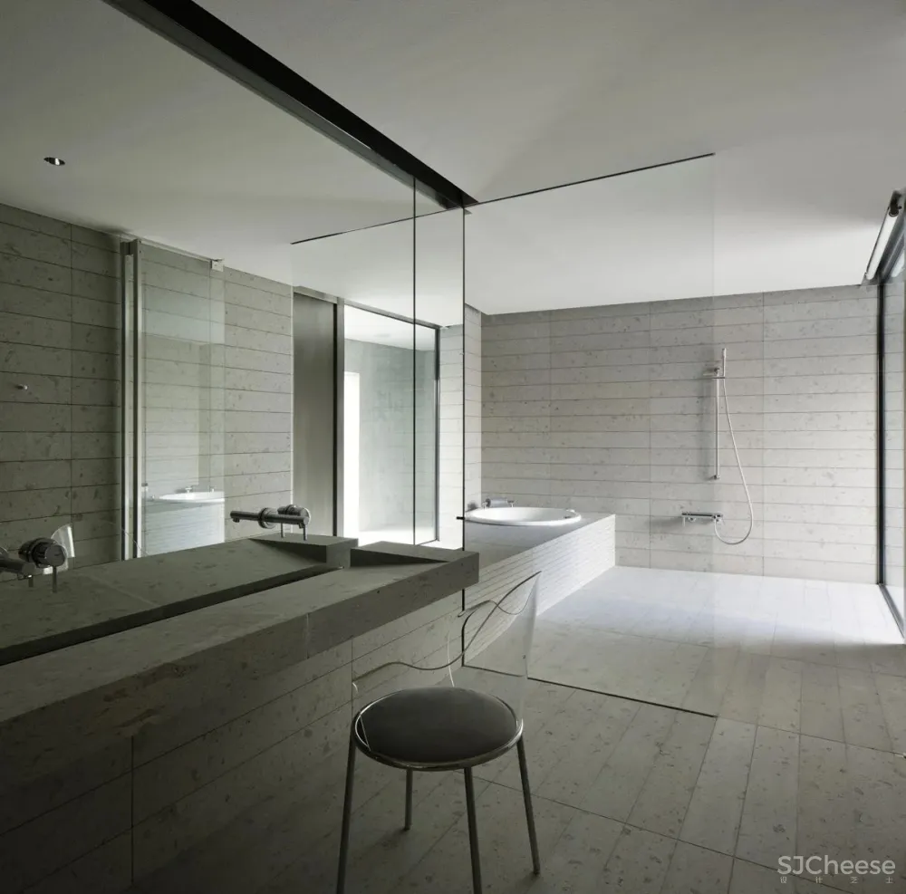 这座别墅只有几件家具，却吸引了所有人的目光