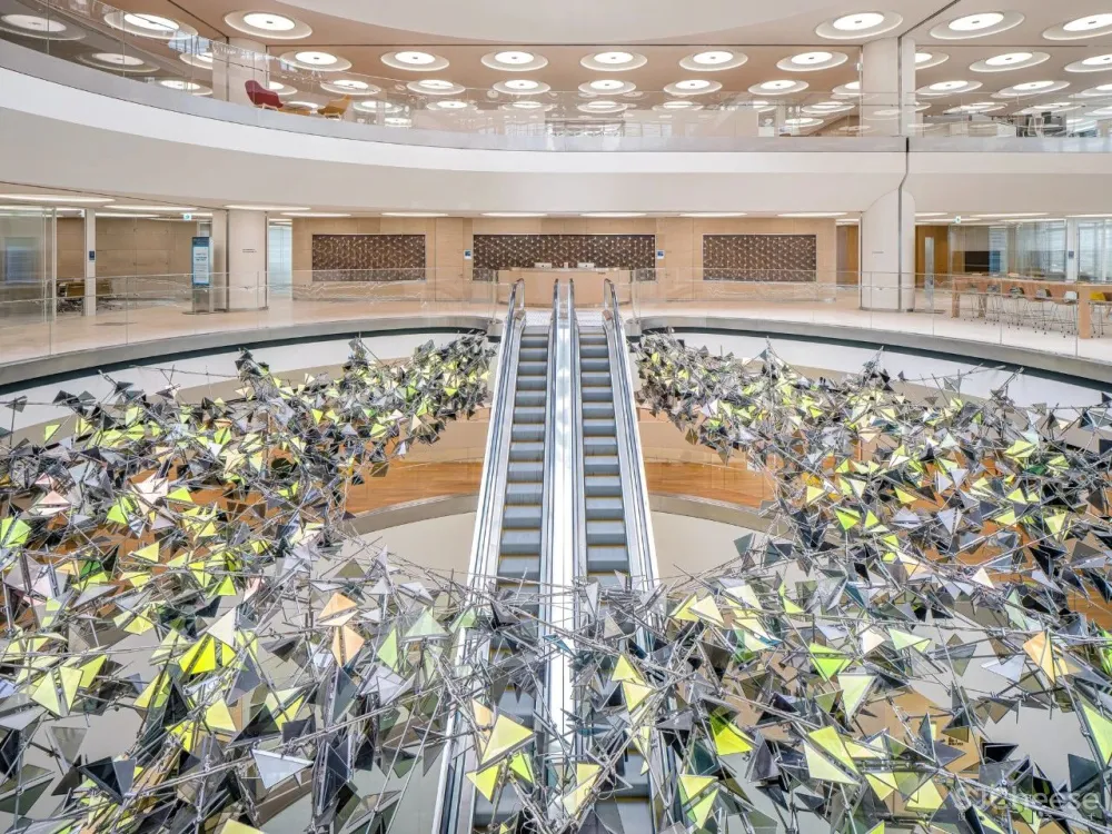 韩国首尔这栋新的总部大楼,吊顶的圆灯太魔性了,密恐慎入!