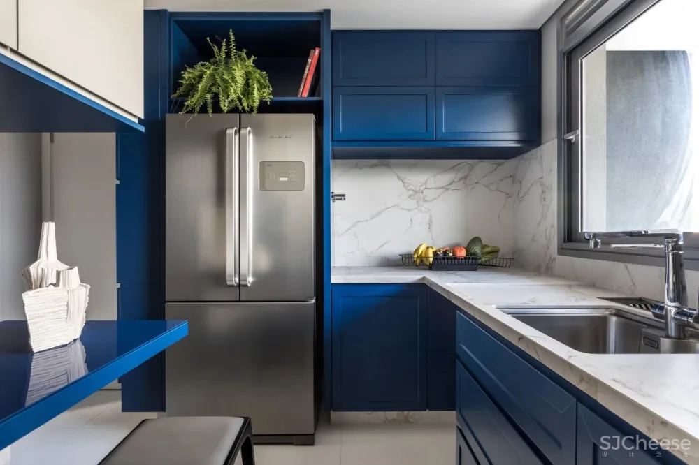 这个家的色彩大胆搭配到令人惊艳,却因为巧妙的处理带来了平衡感