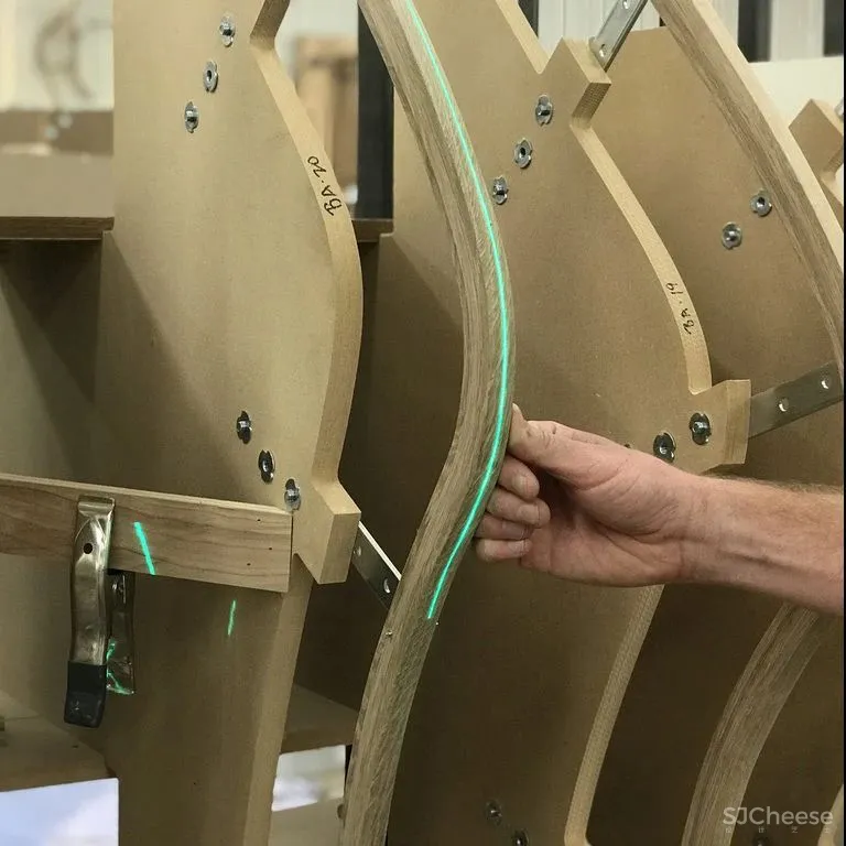 耗资 7 亿的剧院设计，蒸汽弯曲的实木栏杆，真是「费工费料」