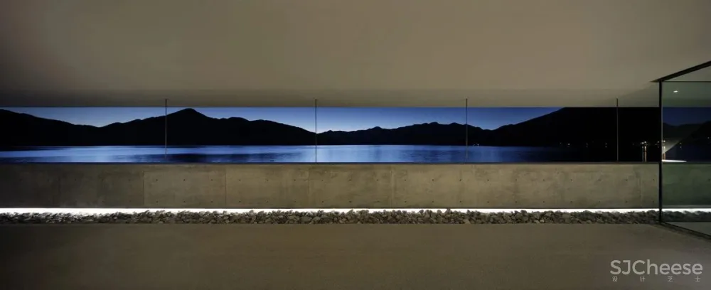 这座别墅只有几件家具，却吸引了所有人的目光