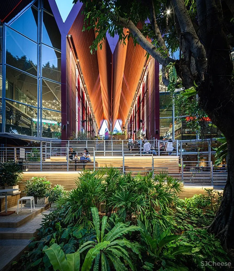 大榕树下,“拥而不挤”,细品那屹立在红色斜屋顶小火车站上的商业综合体