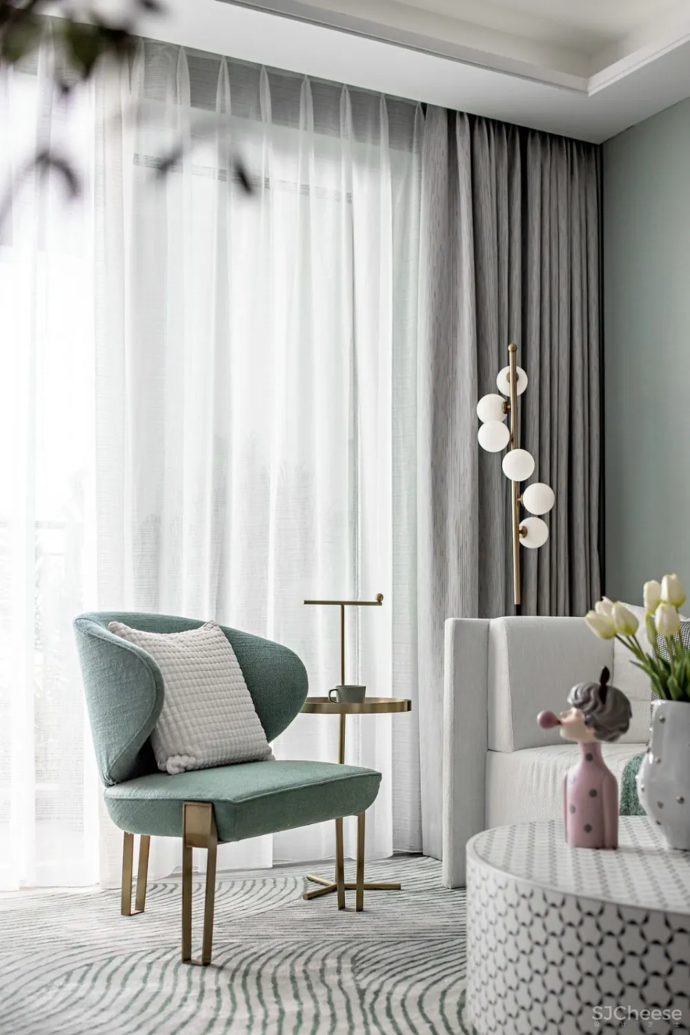 用保持童真的心态,天马行空与烂漫不羁写意空间的美。