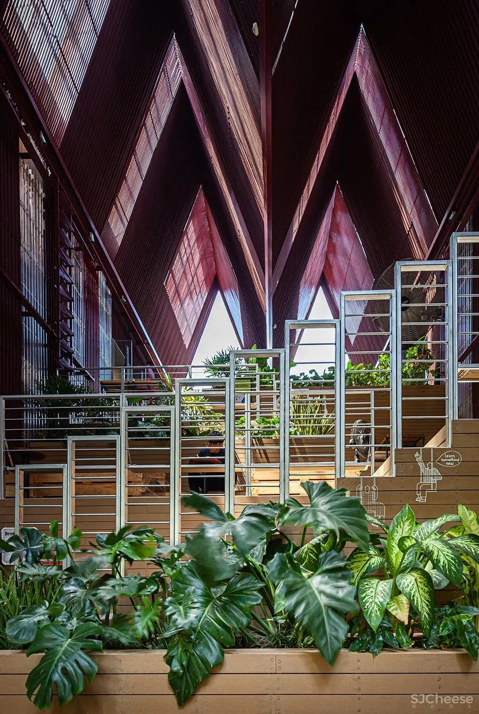 大榕树下,“拥而不挤”,细品那屹立在红色斜屋顶小火车站上的商业综合体