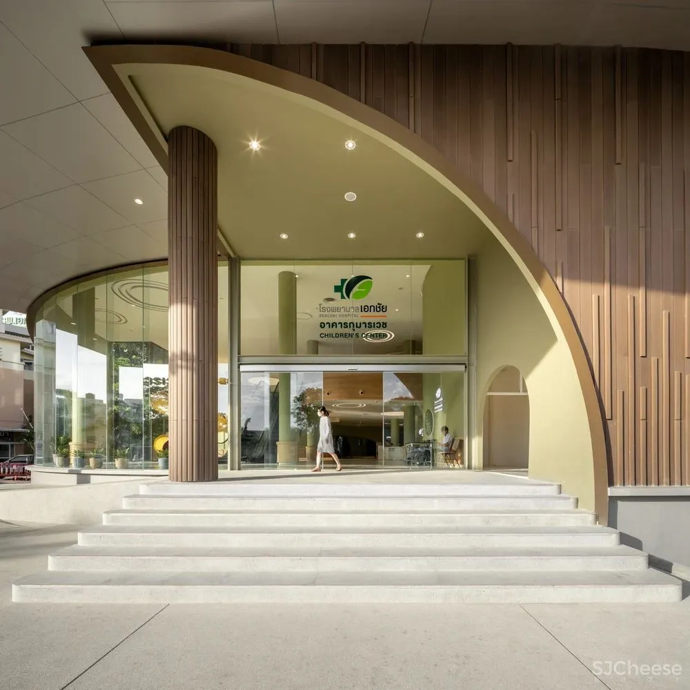 泰国这家儿童医院,设计的像个游乐场,让孩子不再害怕看病!