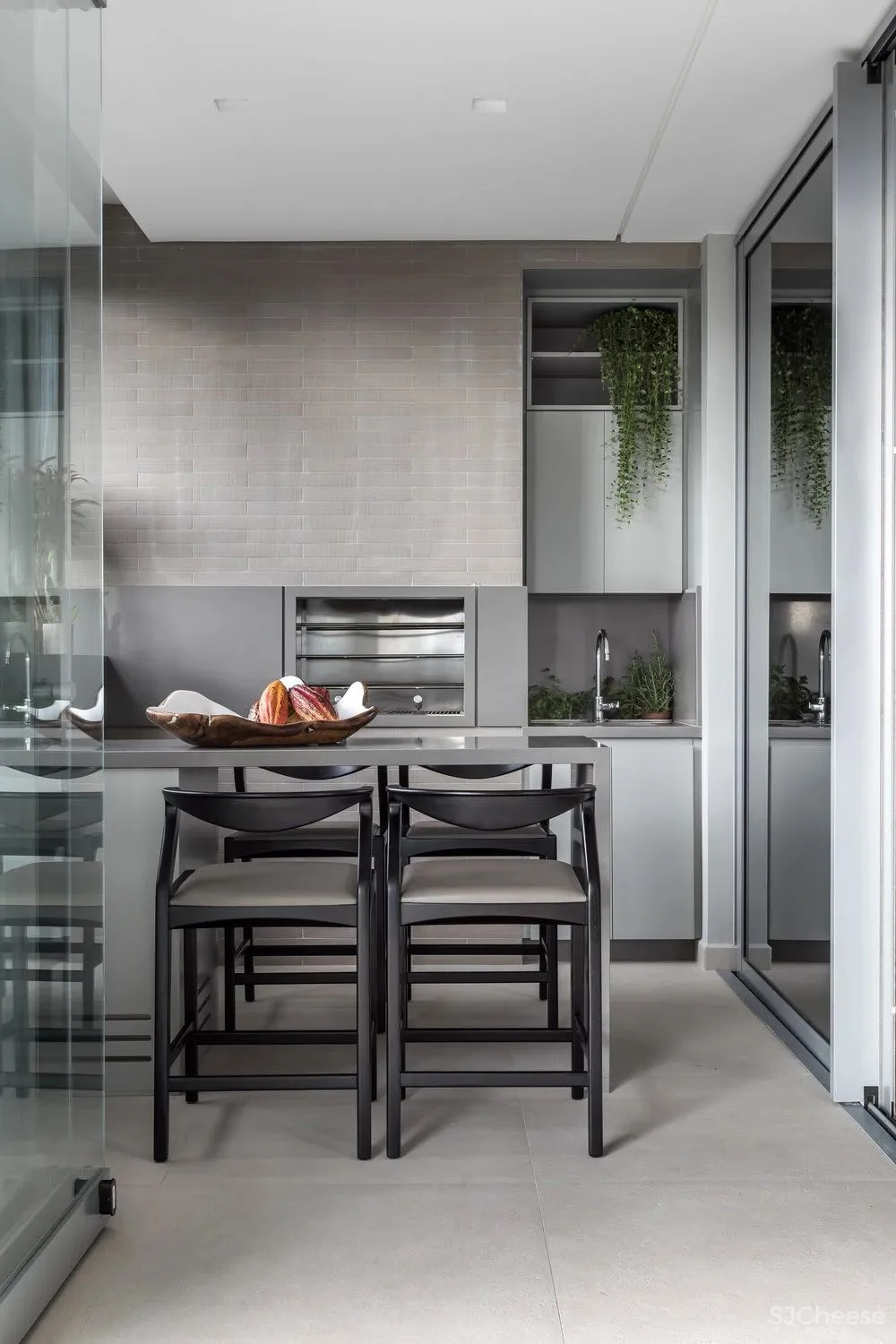 这个家的色彩大胆搭配到令人惊艳,却因为巧妙的处理带来了平衡感